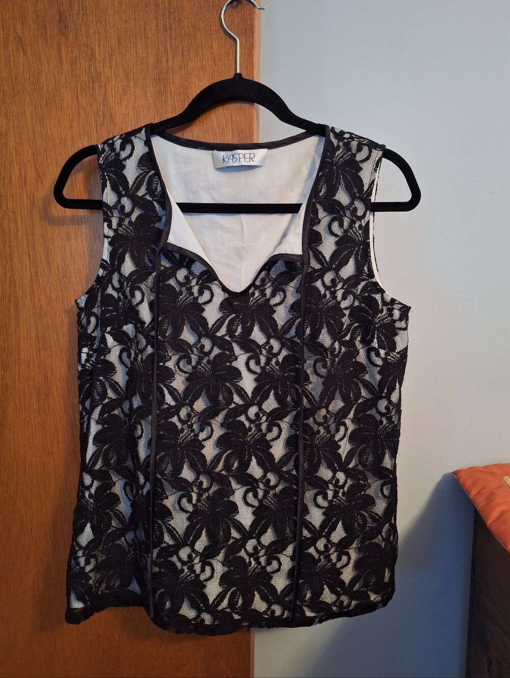Final Price* Kasper Black Lace Overlay Sleeveless White Shell Women's Size L
